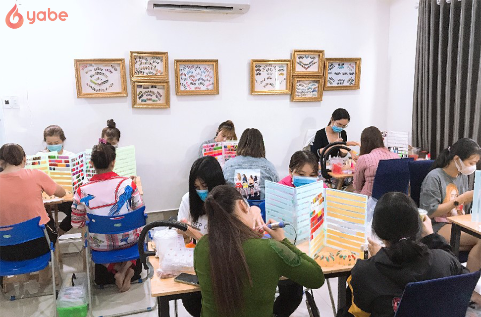 Hình ảnh các học viên đang học nghề nail