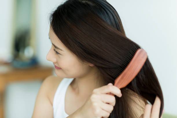 Chải đầu trước khi gội giúp chăm sóc tóc hiệu quả