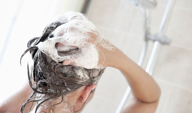 4 cách chăm sóc tóc nhuộm bền màu, chắc khỏe 52 Chăm sóc tóc nhuộm gội đầu đúng cách