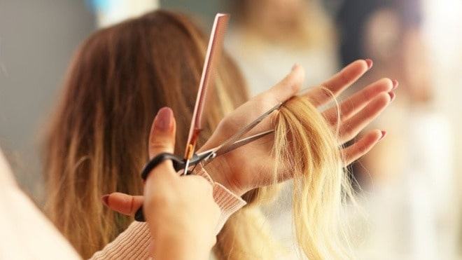 5 tips chăm sóc tóc tẩy dành cho người đam mê làm mới tóc 53 Tỉa những phần tóc chẻ ngọn thường xuyên