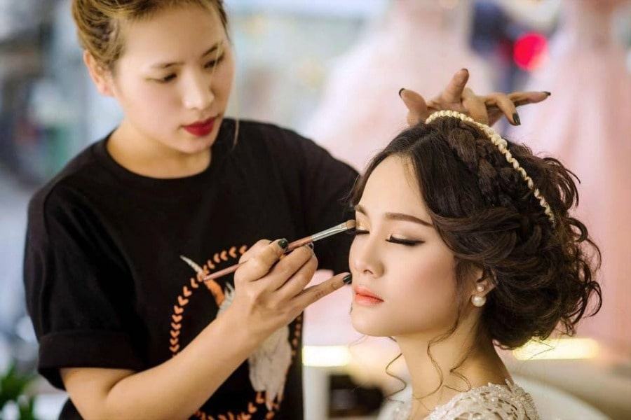 Học make up làm việc tự do 