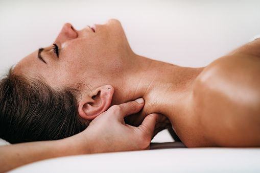 4 cách massage cổ thư giãn, giảm đau mỏi cho dân văn phòng 52 massage cổ thư giãn