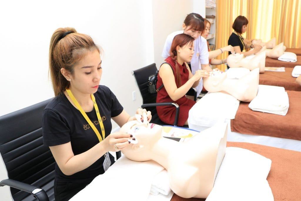 Nghề làm đẹp phổ biến tại Việt Nam