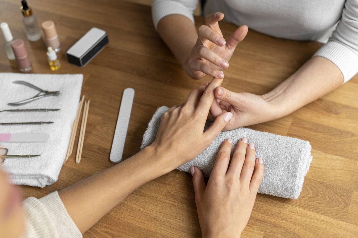 Điều trị móng tay gãy và yếu